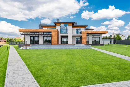 Two-storey modern house with wood cladding and a wide lawn