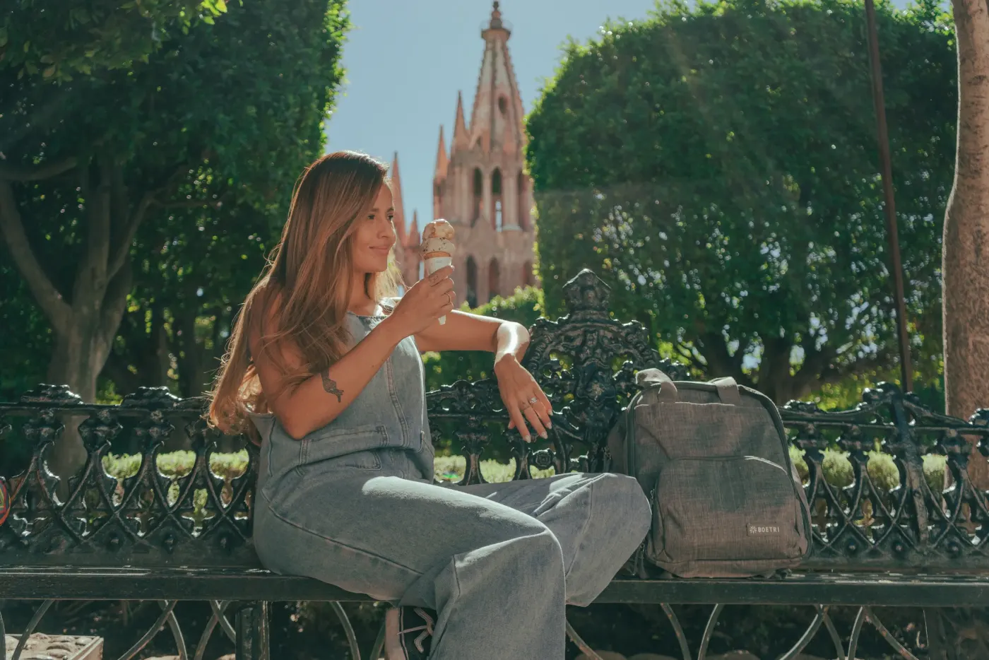 Mochila Boetri en una plaza durante un viaje
