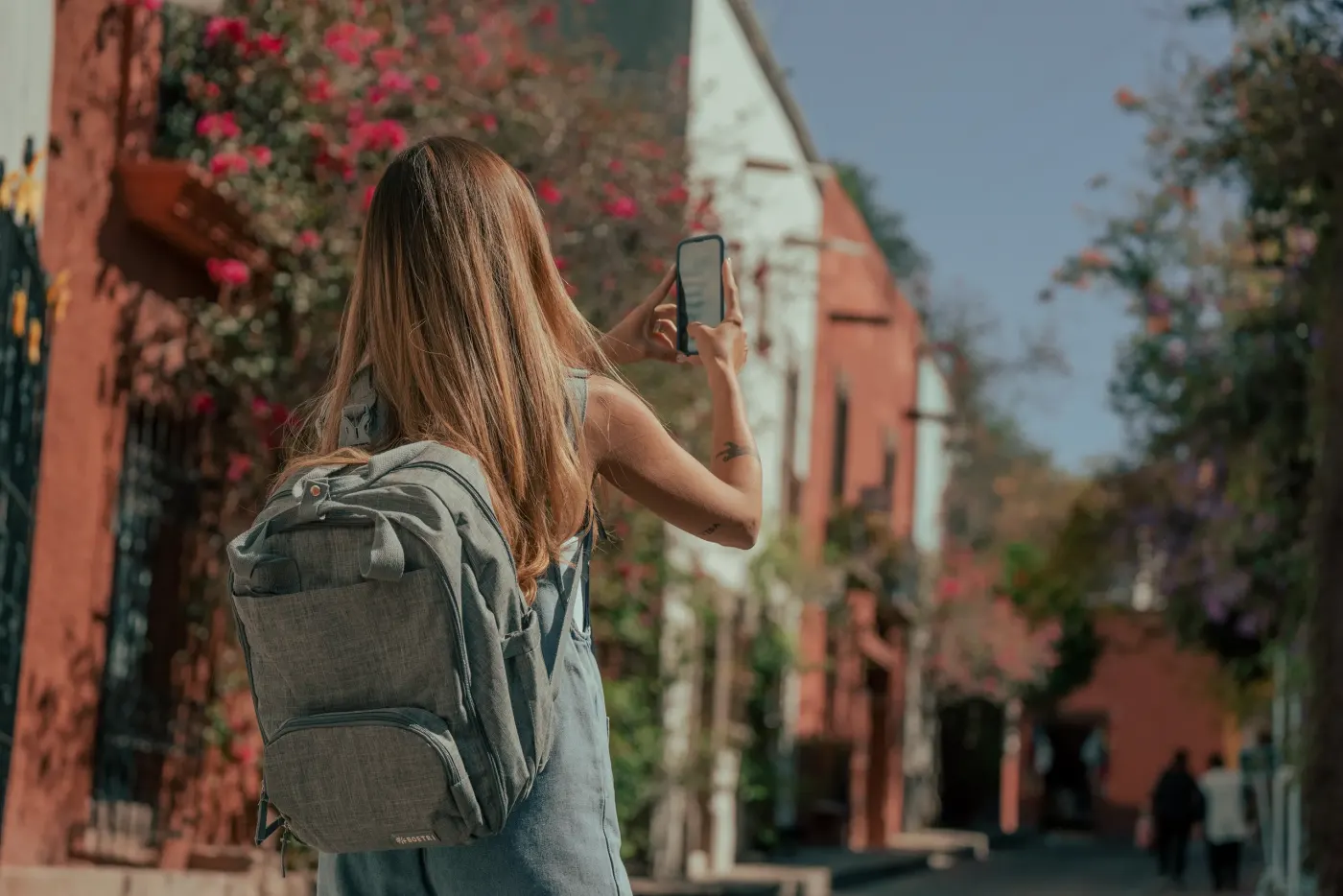 Mochila Boetri de camino, tomando una foto en la calle