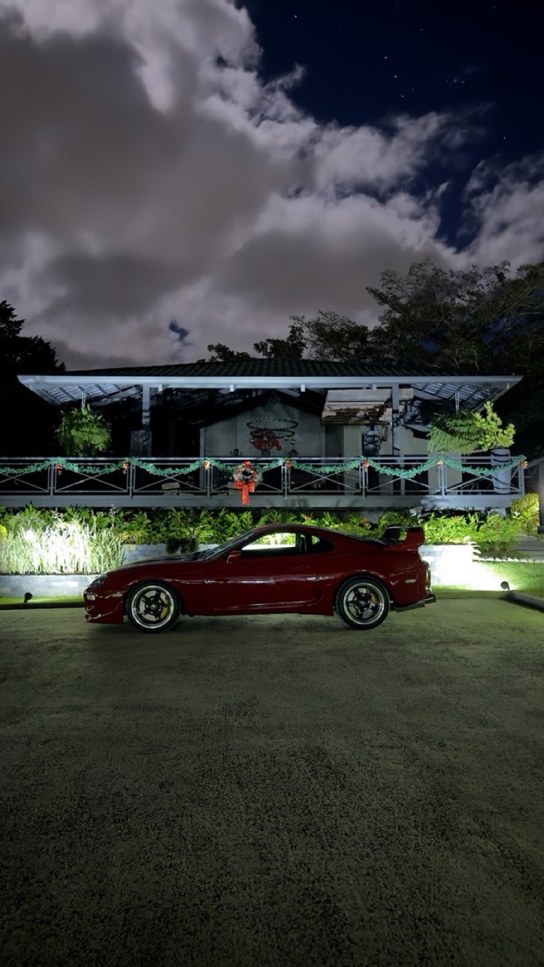 Toyota Supra MK4 en el taller de noche